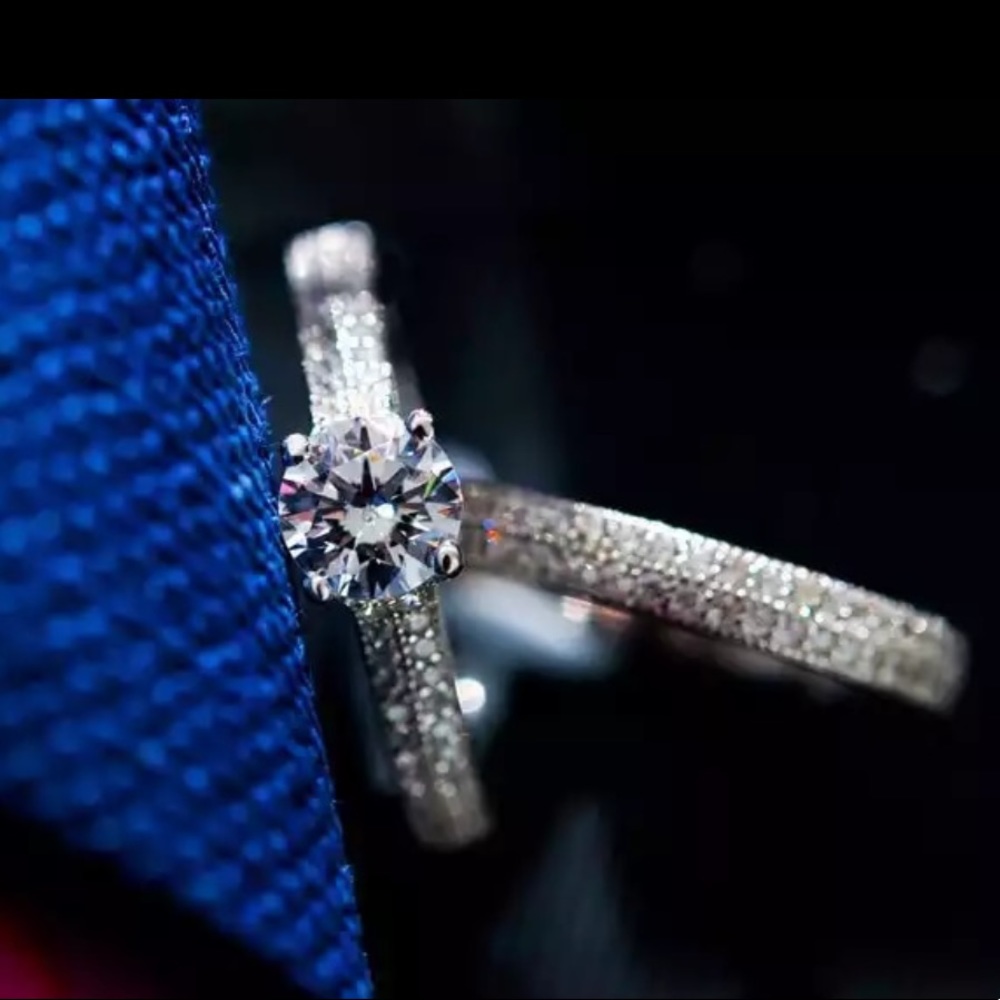 New Luxury 925 Silver Set Diamond Engagement Ring - Picture 5 of 6